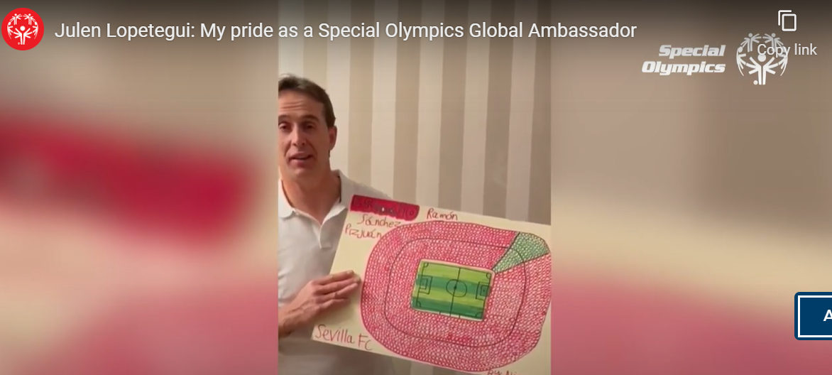 <h2> Julen Lopetegui renews as Special Olympics Global Ambassador and receives a Niall Guite original </h2>